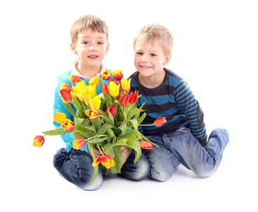 Enfants avec des fleurs