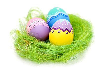 nid de Pâques vert avec 3 œufs de Pâques multicolores